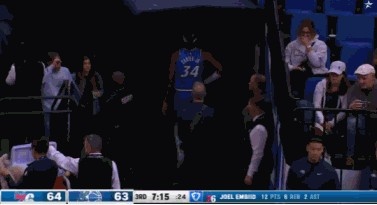 华体会在线登录-这球够硬！恩比德顶翻小卡特扣篮2+1 后者回更衣室